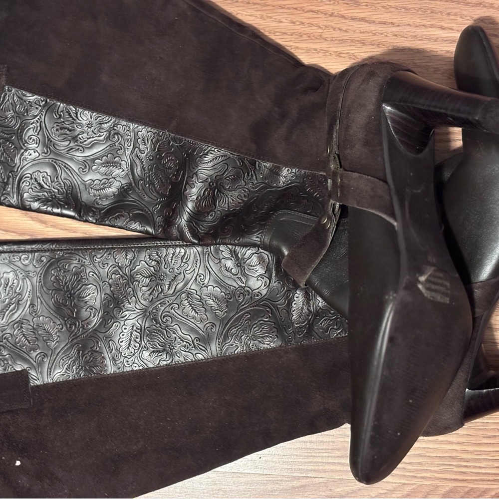 Sleek Brown Heeled Boots Classic Silhouette